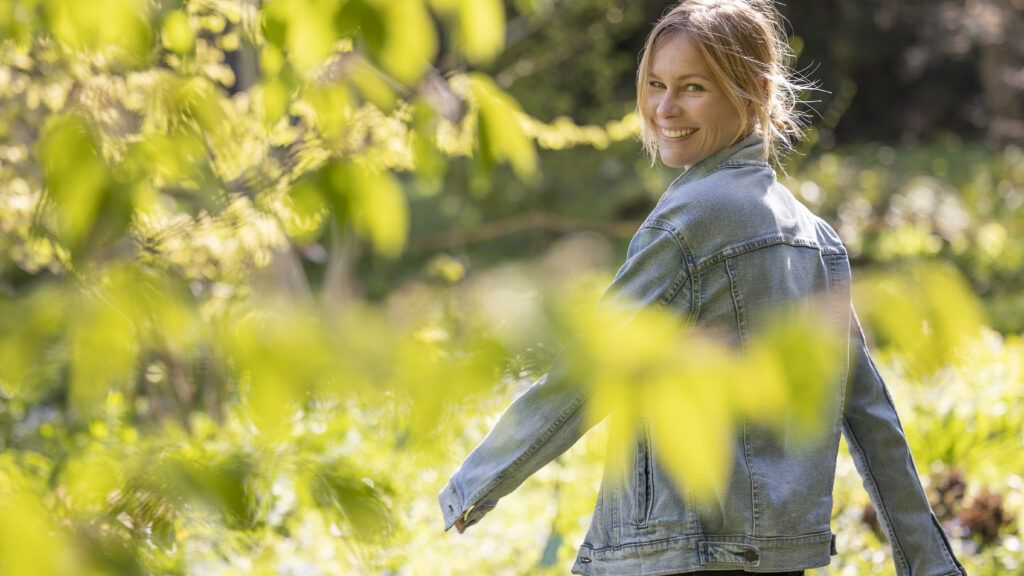 Das Bild zeigt Anke während sie sich in die Kamera dreht