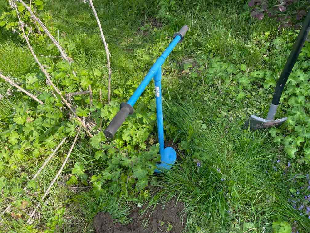 Ein Erdbohrer hilft beim Löcher ausheben